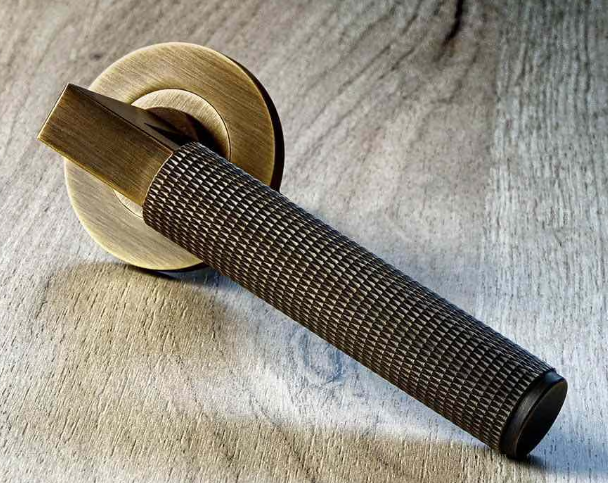 How to Clean a Knurled Door Handle