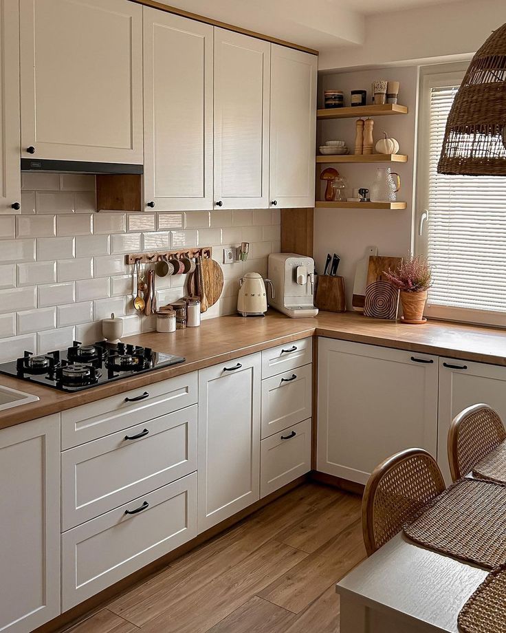 Perfect Handle Styles for Cabinet Finishes